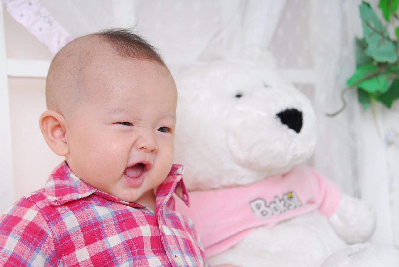 宝宝看手和脑瘫的区别,宝宝开始发育正常后面还会脑瘫吗