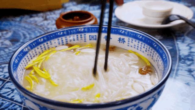 过桥米线汤底的简易做法,过桥米线汤底是什么做的