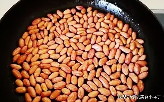 炸花生米先放油还是先放花生米,炸花生米和煮花生米哪个更好