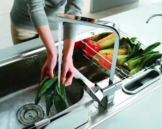 厨房台面总溅水怎么办？学会这招，轻松解决你的烦恼！