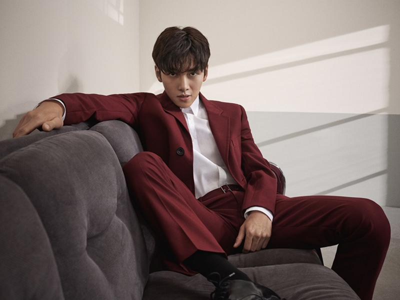 池昌旭代言CK穿凉拖出镜！这位哥真的有三十多岁？怕是冻龄了吧