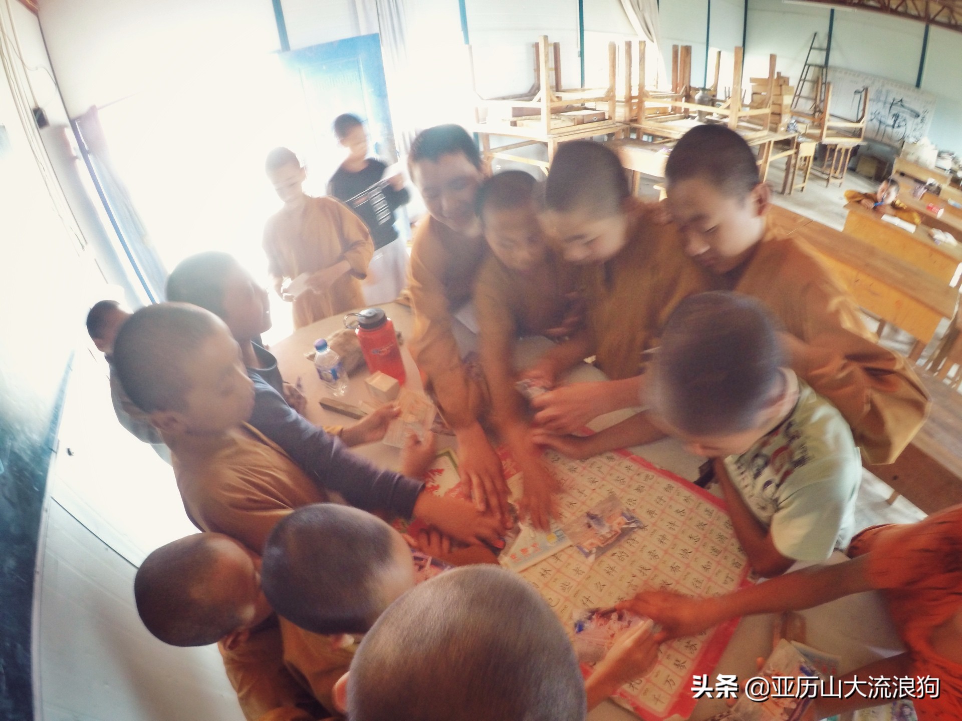 中缅边境的佛寺,旅途中遇到藏区僧人