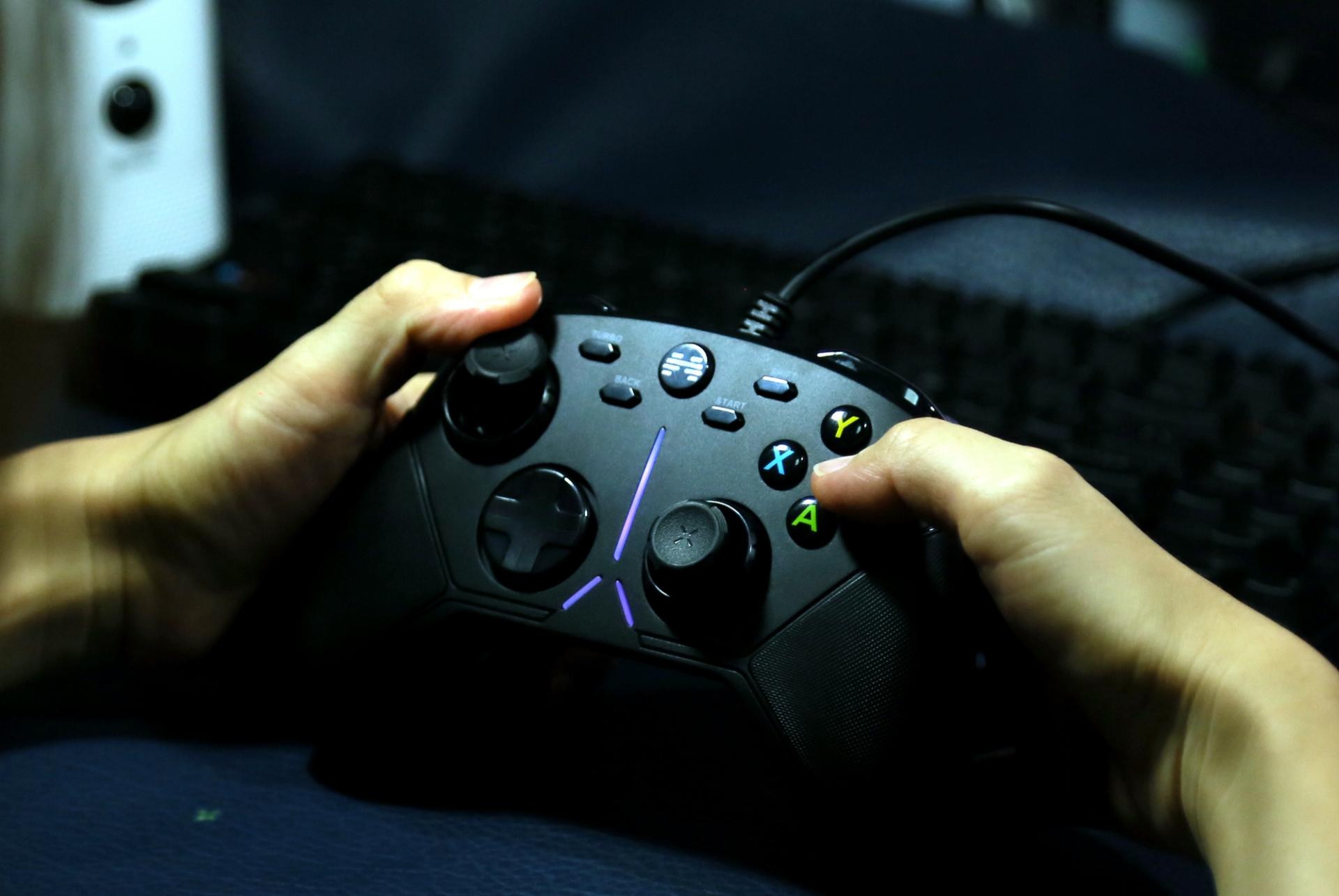 北通阿修罗3手柄玩神力科莎,北通阿修罗3游戏手柄无线版设置