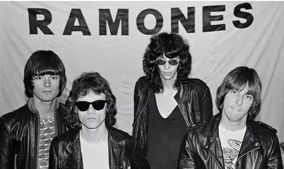 秋冬皮衣流行款 (秋冬季皮衣复古潮流)