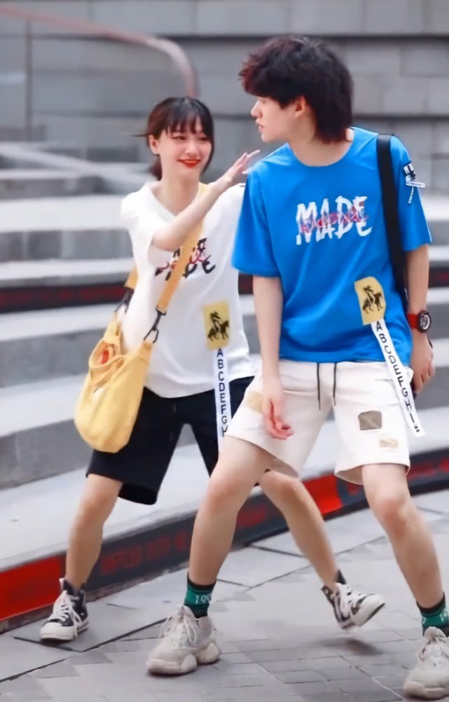 有一种配合叫“你的高帮，我的筒袜”，长度不够袜子来凑，腻甜