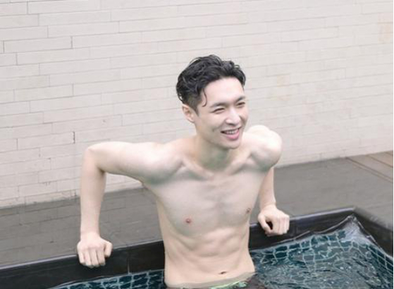 内娱偶像瘦成杆，港台明星却成muscle男，审美差别这么大？