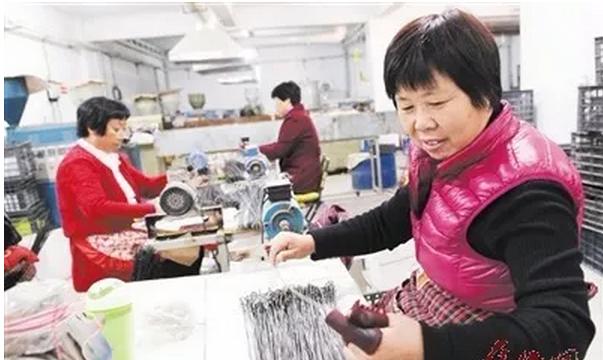 这个村仅五人运营一年收入10个亿,这个村厉害小泥巴捏出大产业