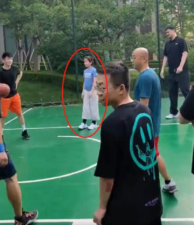 12岁1米9姚明女儿基因强大,姚明11岁女儿身高真的有一米七吗