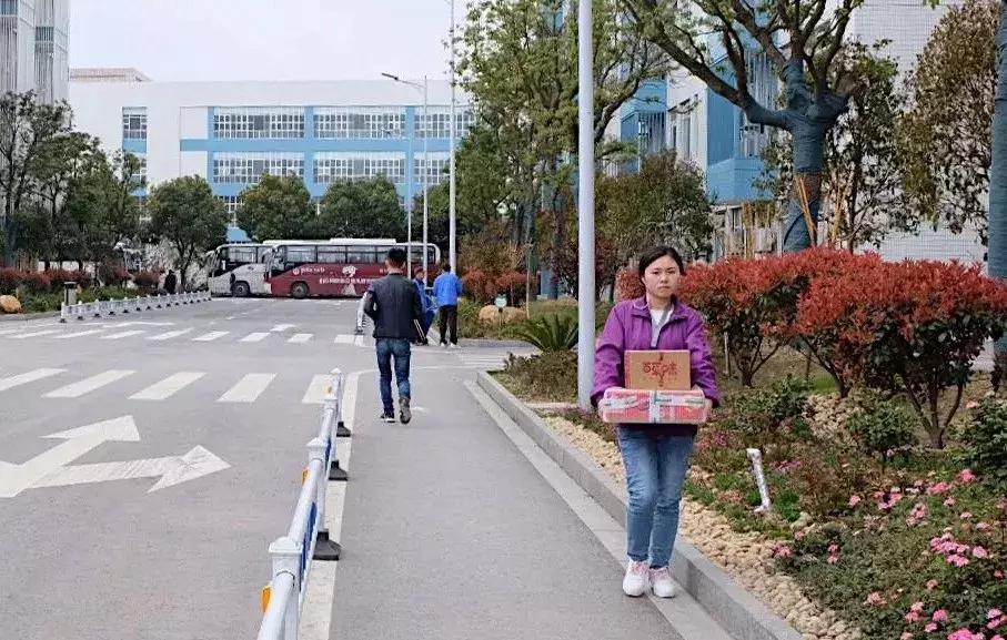 “包邮区”最大的快递驿站：昆山苹果代工厂百万包裹里的万种人生