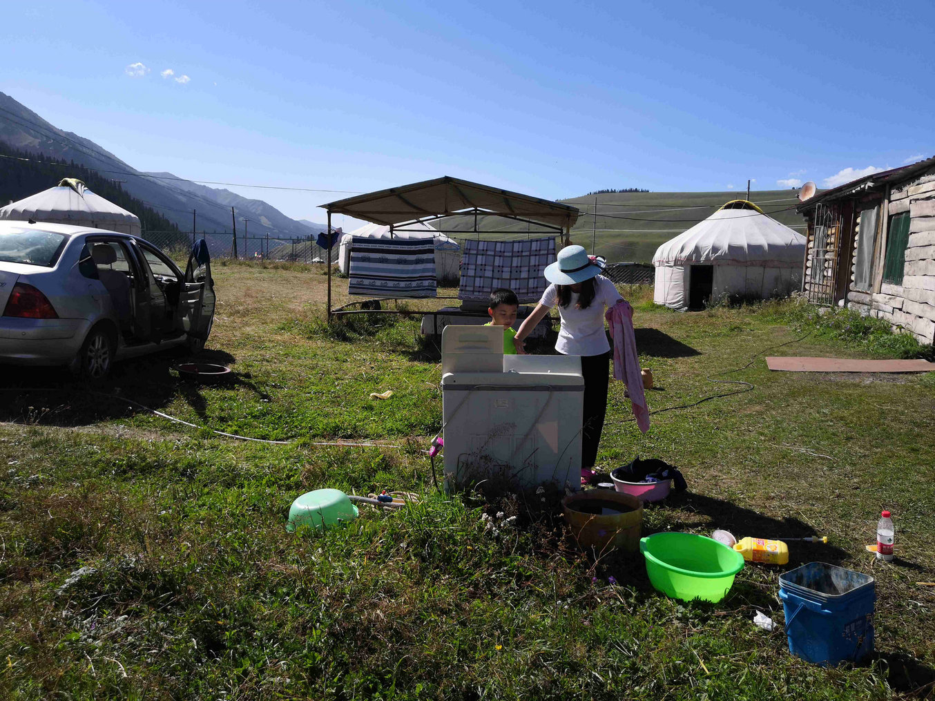 与*疆新**旅店老板共餐，直夸我土豆丝炒的好吃，后请我吃羊肉大餐