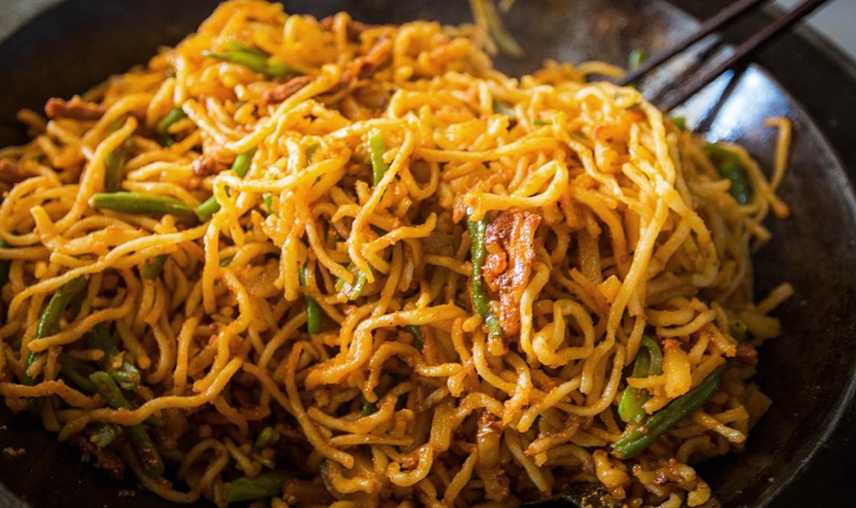 鄂尔多斯这家铁锅焖面,一锅89块钱,店里10个炉子同时焖仍不赶趟