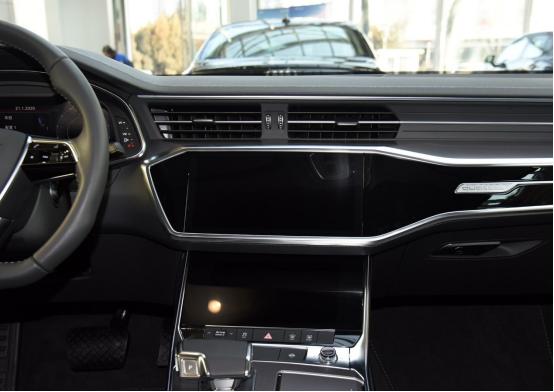 奥迪A6L，搭配3.0T动力，百公里加速仅需6.6秒，油耗9.6L，颜值高