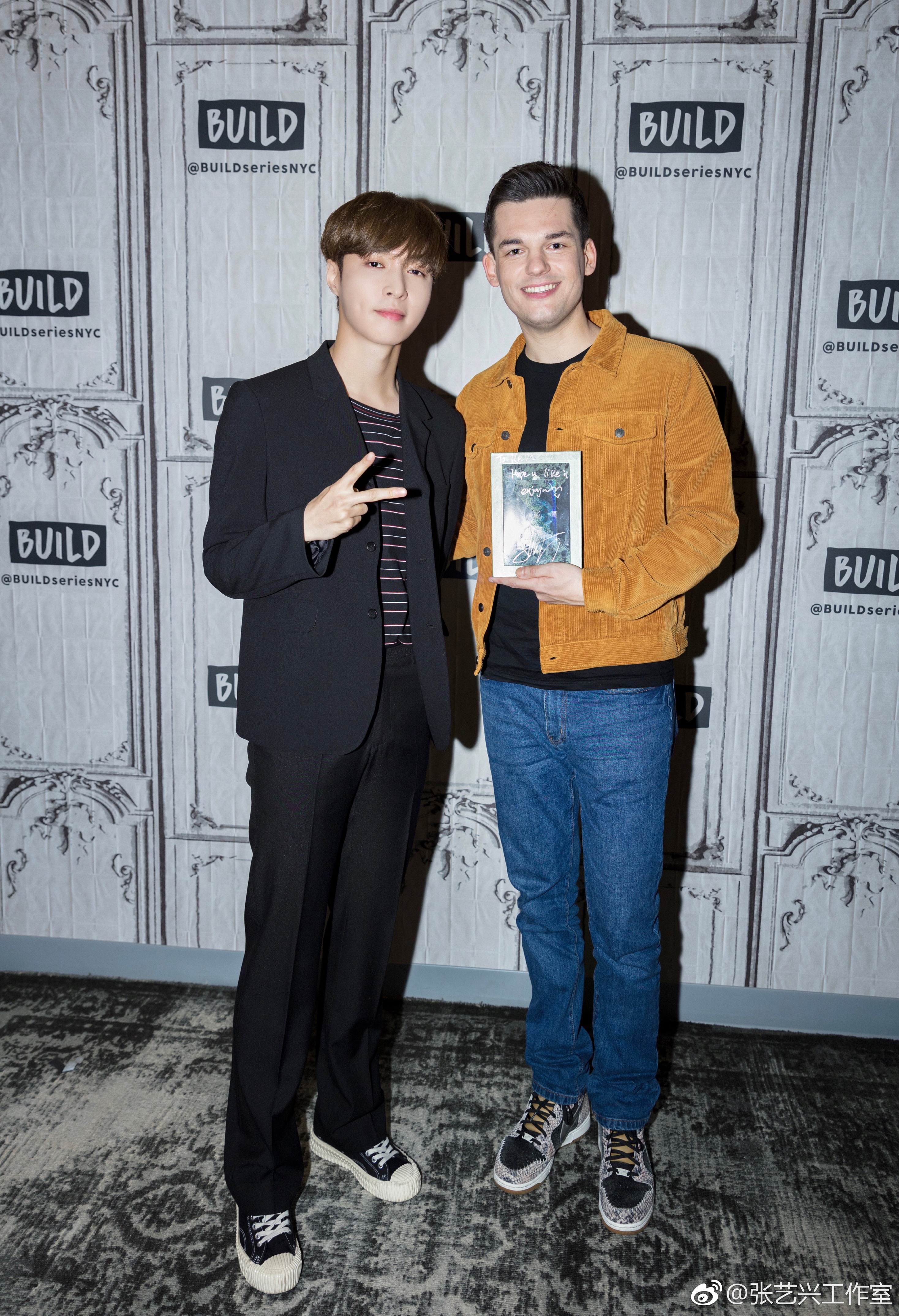 张艺兴美国纪录片采访,张艺兴美国直播录音棚