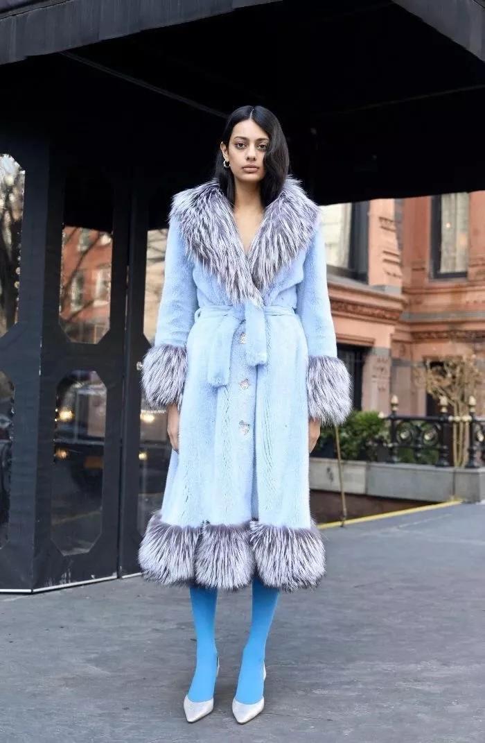 同事穿了一件新的大衣,皮草怎么穿不胖中长款