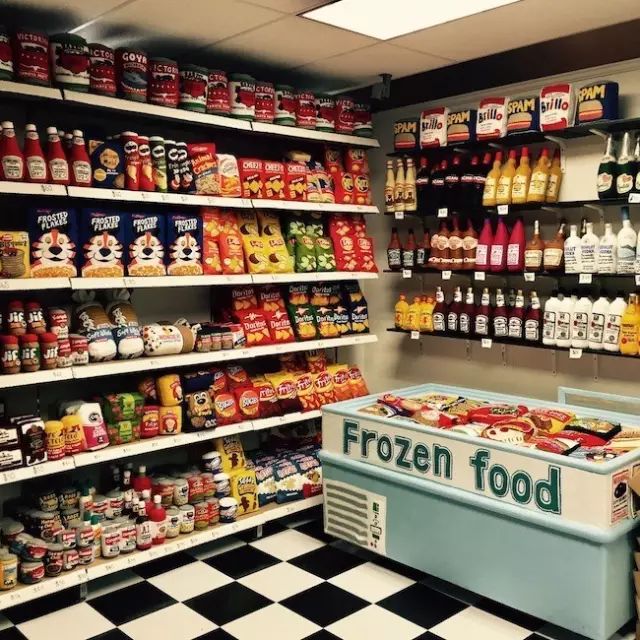 一个95后美女开了一家超市,85后美女开了一家超市