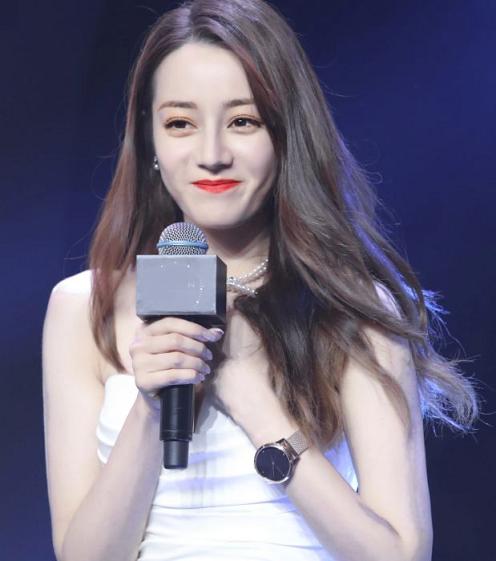 迪丽热巴穿礼服出席活动,迪丽热巴穿礼服散气场