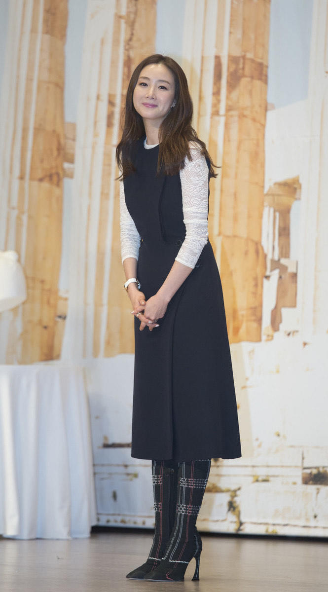崔智友确实知性又优雅，穿黑色连衣裙内搭蕾丝打底衫，像个大姐姐