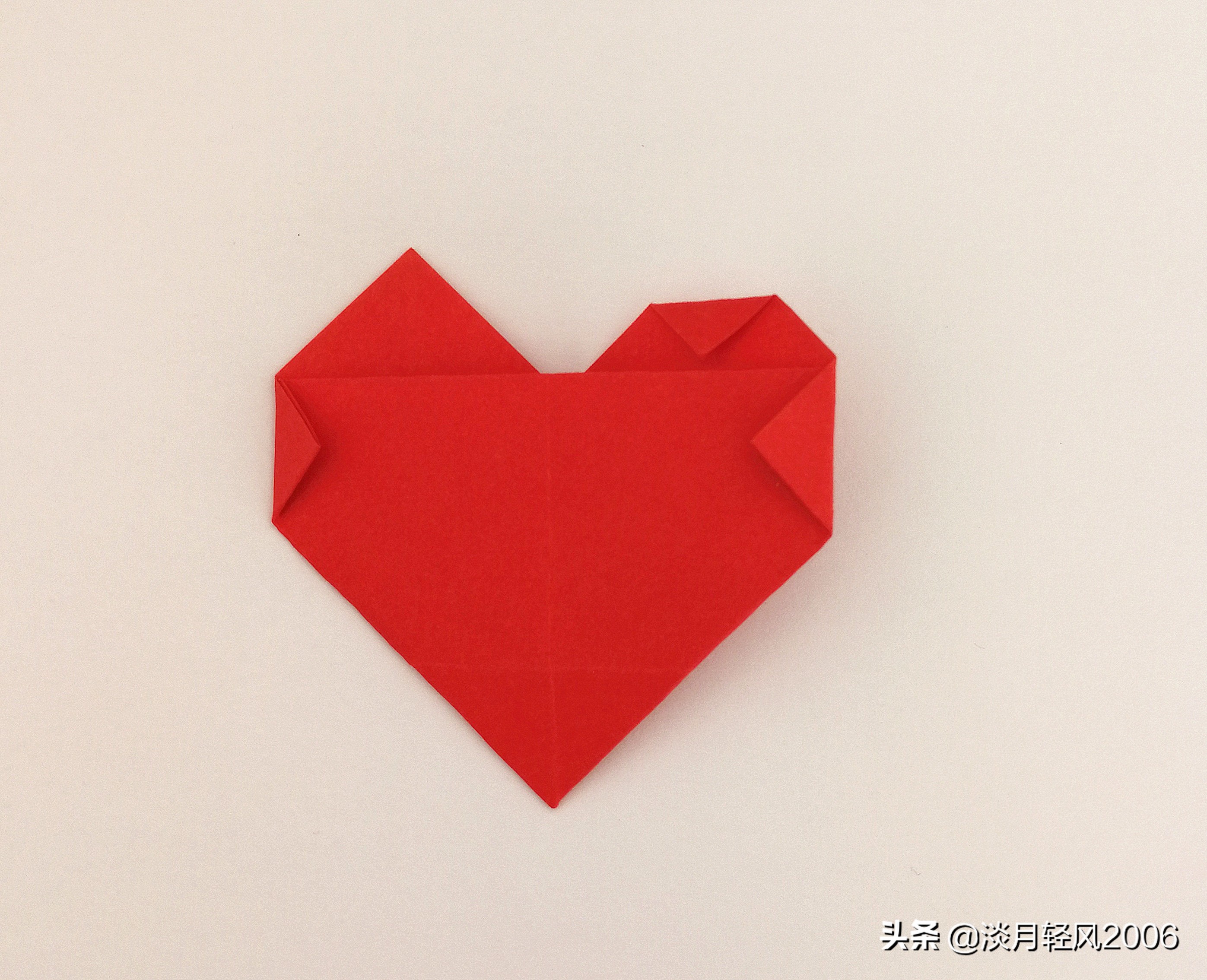 怎么用一张纸一剪刀剪很多个爱心,立体爱心怎么折简单只用一张纸
