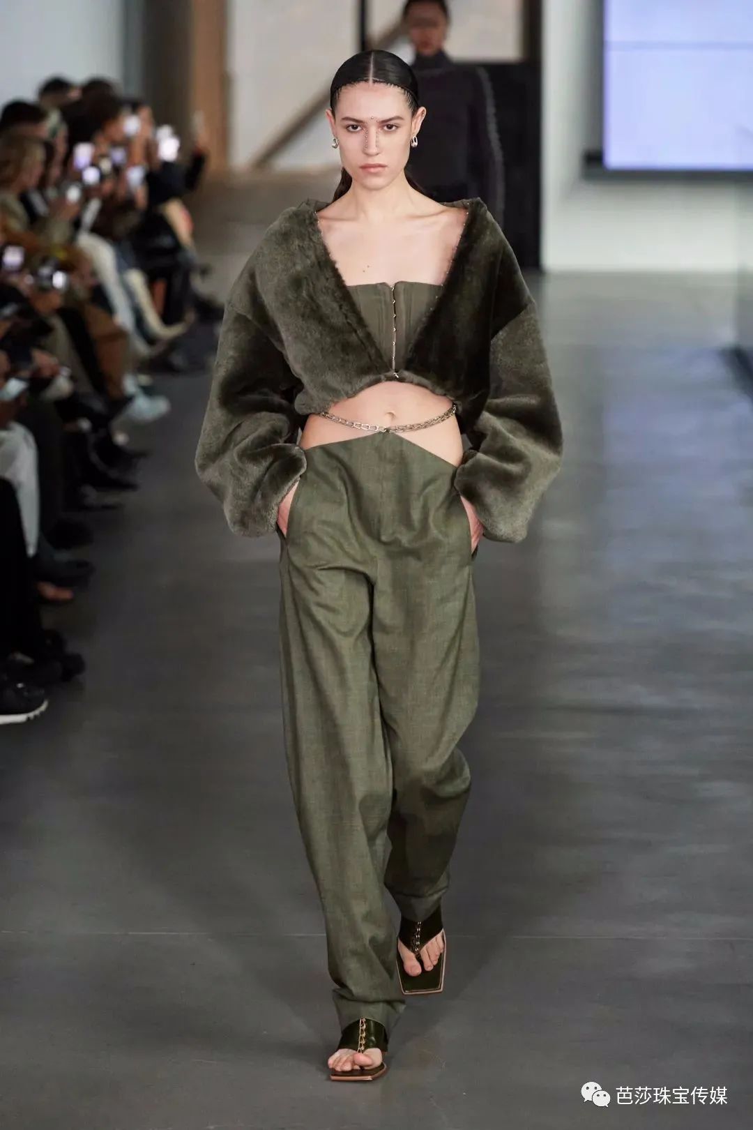 整天研究无聊的穿搭,一天到晚研究穿搭