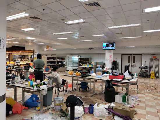 直击港理工:桌椅被烧得只剩框架、有上百枚汽油弹