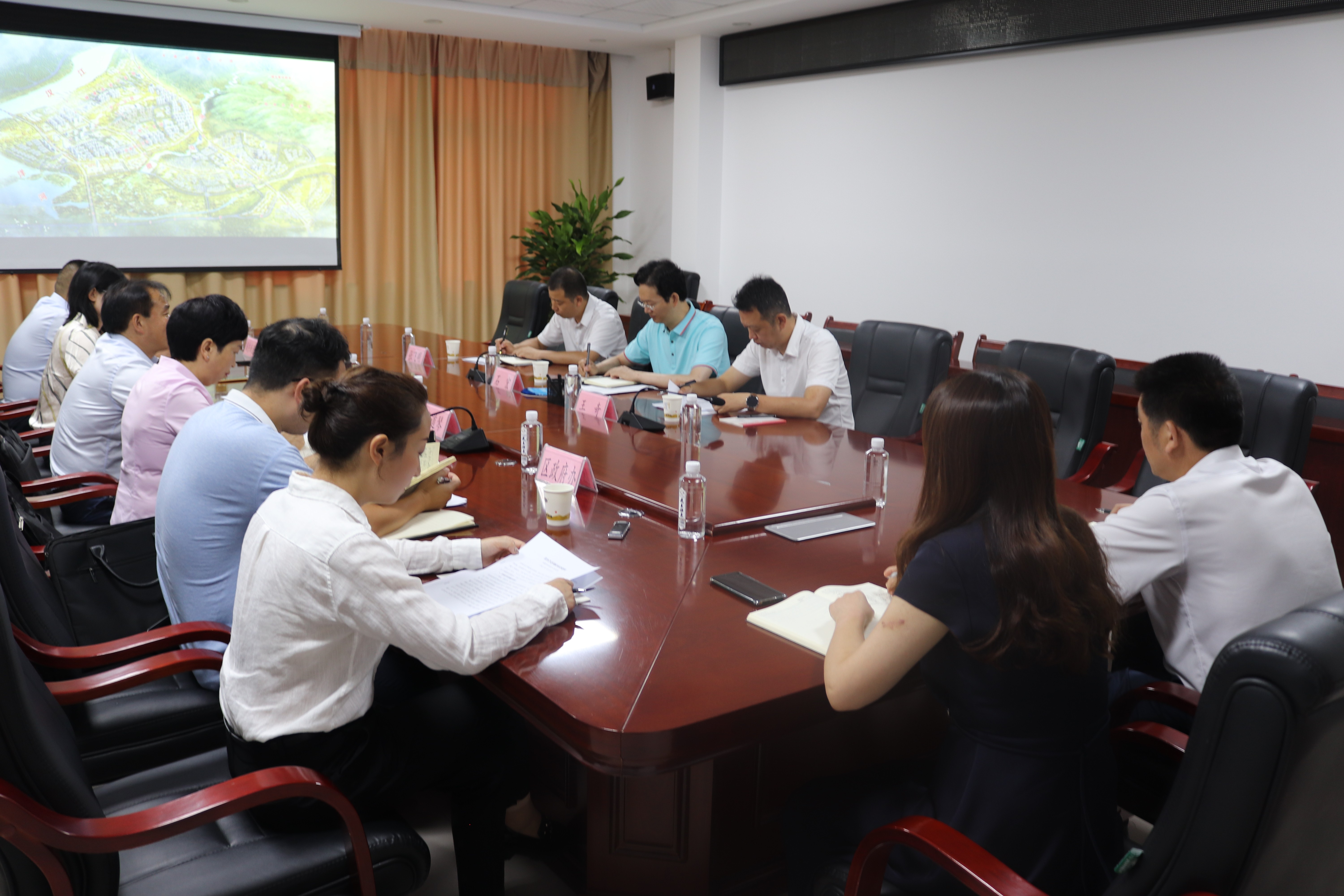 石宏调研汉滨经济社会发展和依法治区工作