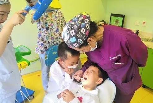 四岁孩子牙黑怎么回事,小孩满口黑牙不是吃糖是父母无知