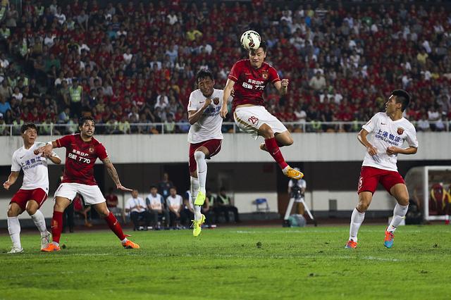 国足后卫防守为何背手,国足防守为什么老是背着手