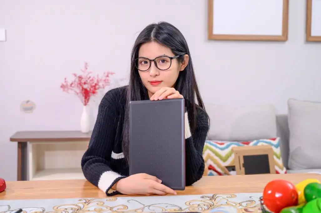 数位板wacom绘画软件,wacom手绘屏和平板画画哪个更好