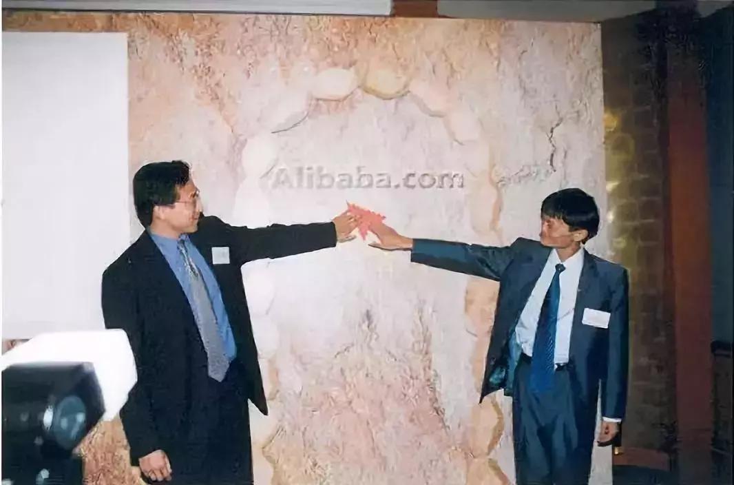 岳云鹏连续13年为郭德纲庆生,郭德纲岳云鹏在同龄人中成就