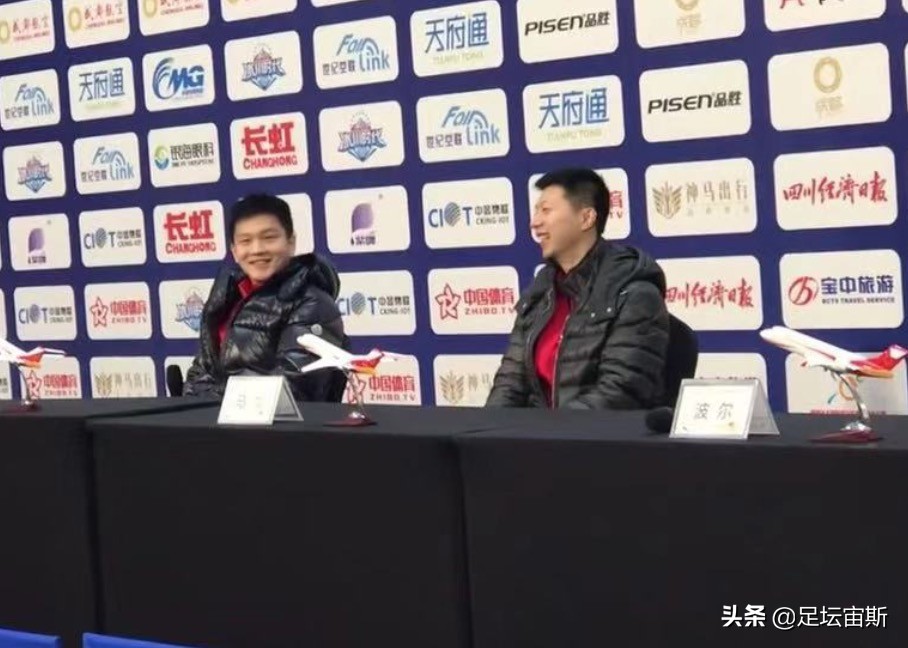国乒2将穿羽绒服出席见面会！樊振东巧答理想型女友 马龙爆料师弟