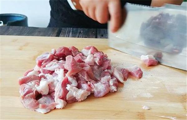 烤羊肉串怎么烤又脆又嫩,烤羊肉串到底先刷不刷油