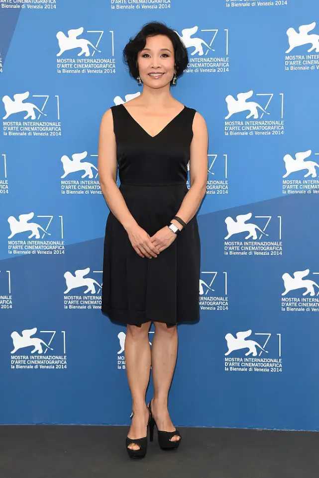 陈冲哪有岁月痕迹,59岁陈冲穿搭