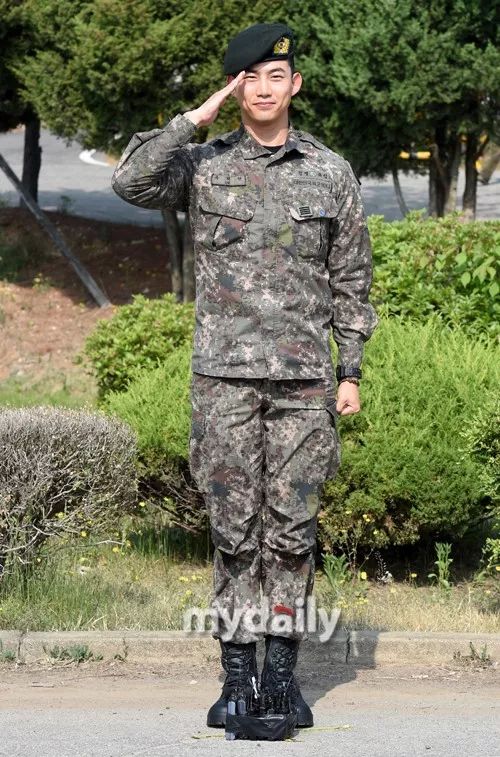 动手术也要服兵役，掰手腕把手掰断，玉泽演到底是个啥样的男神?