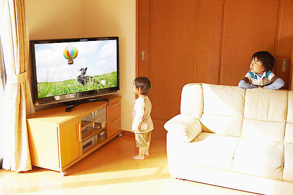 14岁孩子沉迷电视怎么纠正,如何控制4岁孩子看电视