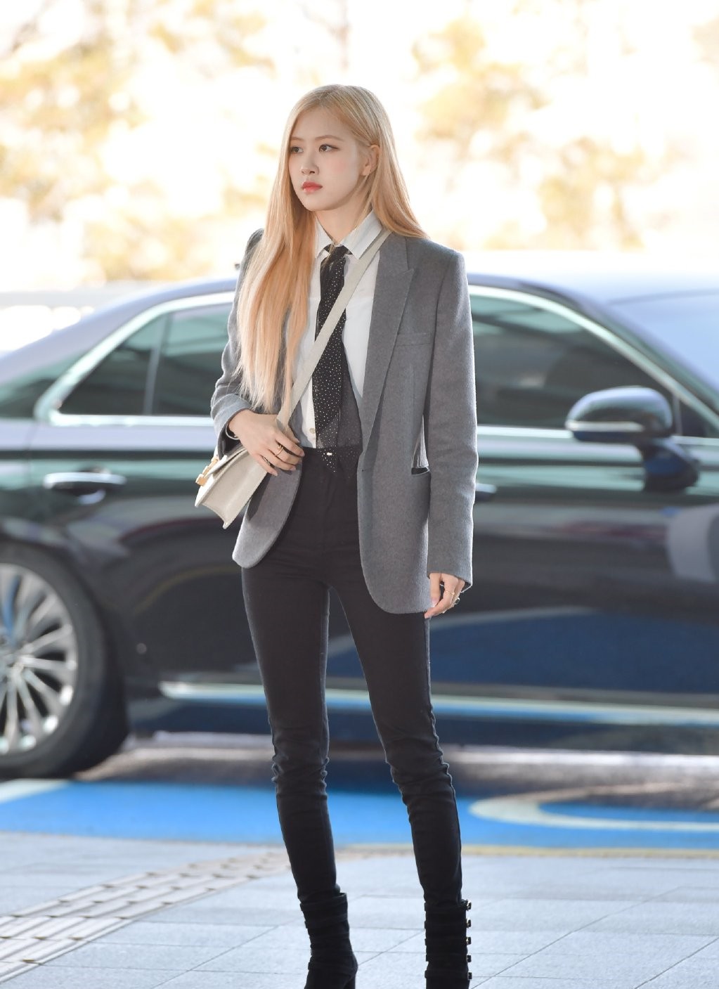 粉丝称她为“澳洲小玫瑰”，针织衫牛仔裤搭西装出镜，潇洒酷甜