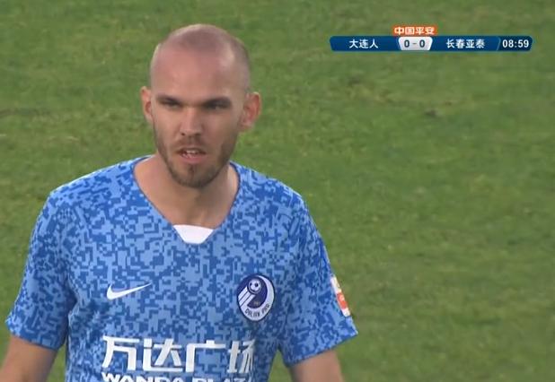 伟大的2-1！中超升班马爆发，裁判给点球引争议，板着脸解释