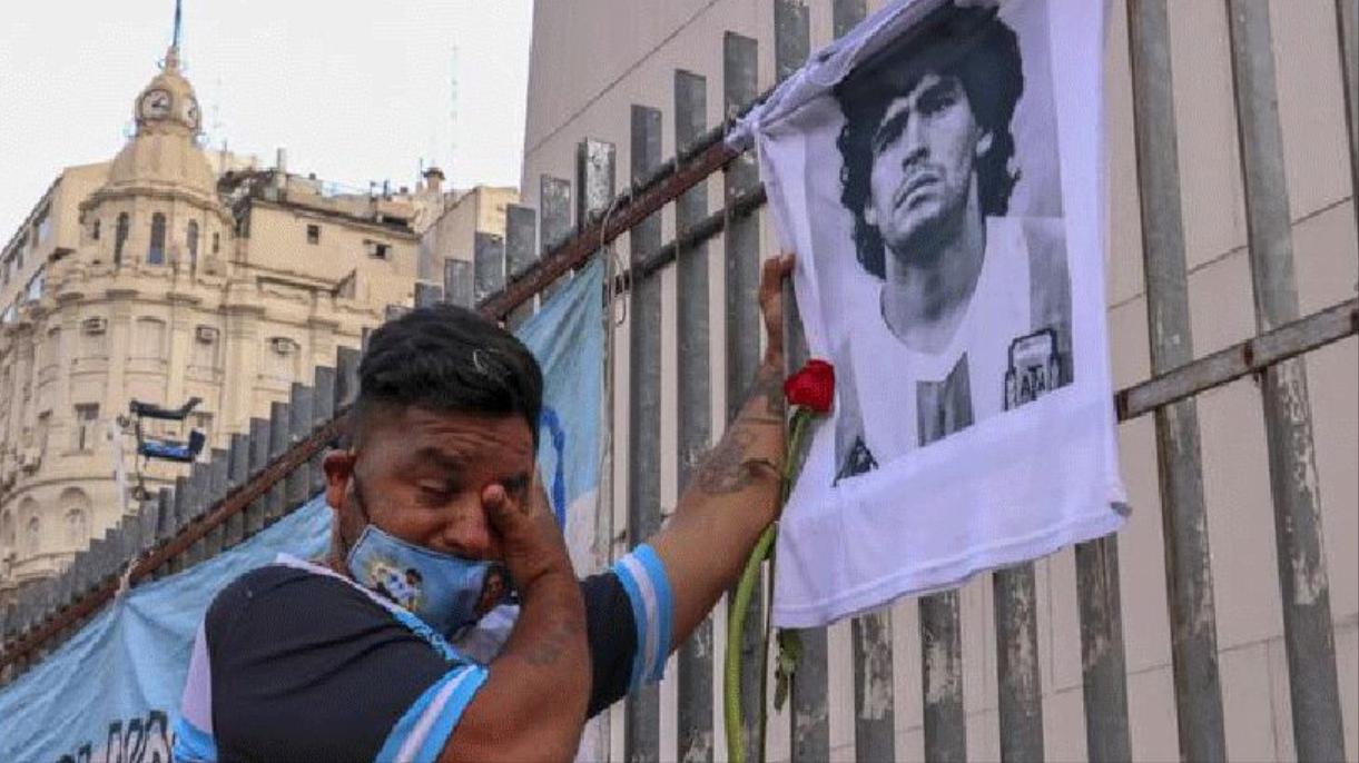 马拉多纳当教练惹争议,球王马拉多纳的传奇一生