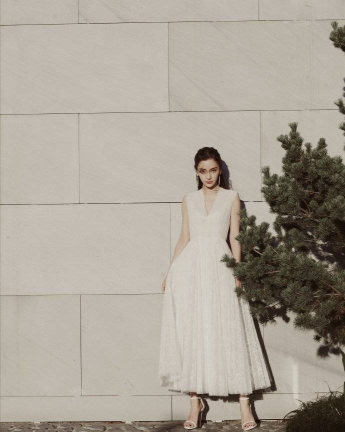 格子裙经典又时髦夏季就该这样穿,早秋建议大家多穿这种万能裙