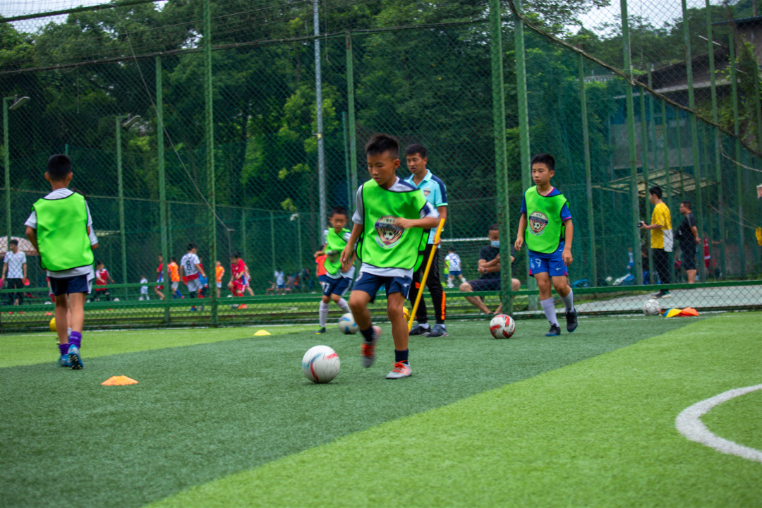 10岁足球青训的训练,刚刚接触足球的孩子的青训细节