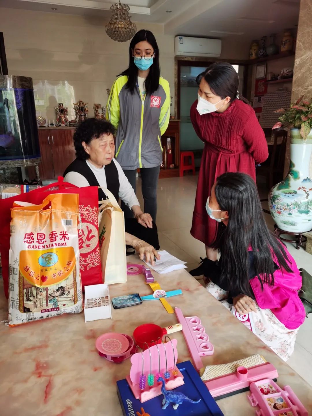 番禺｜桥南街“五社同心联动战疫”，爱心物资送到最需要的群众手中