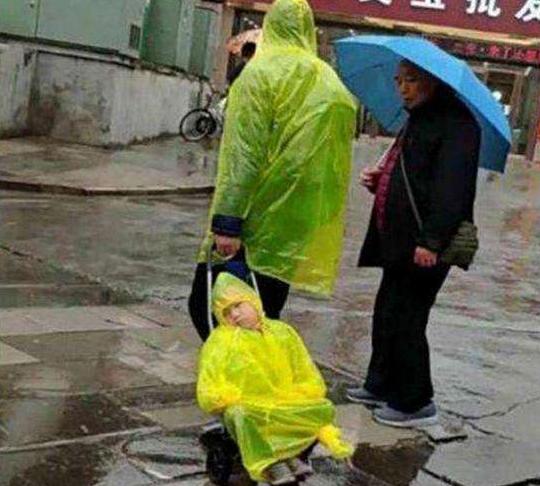 又火了一个不靠谱爸爸：用3岁女儿挡雨，真是“父爱如山体滑坡”