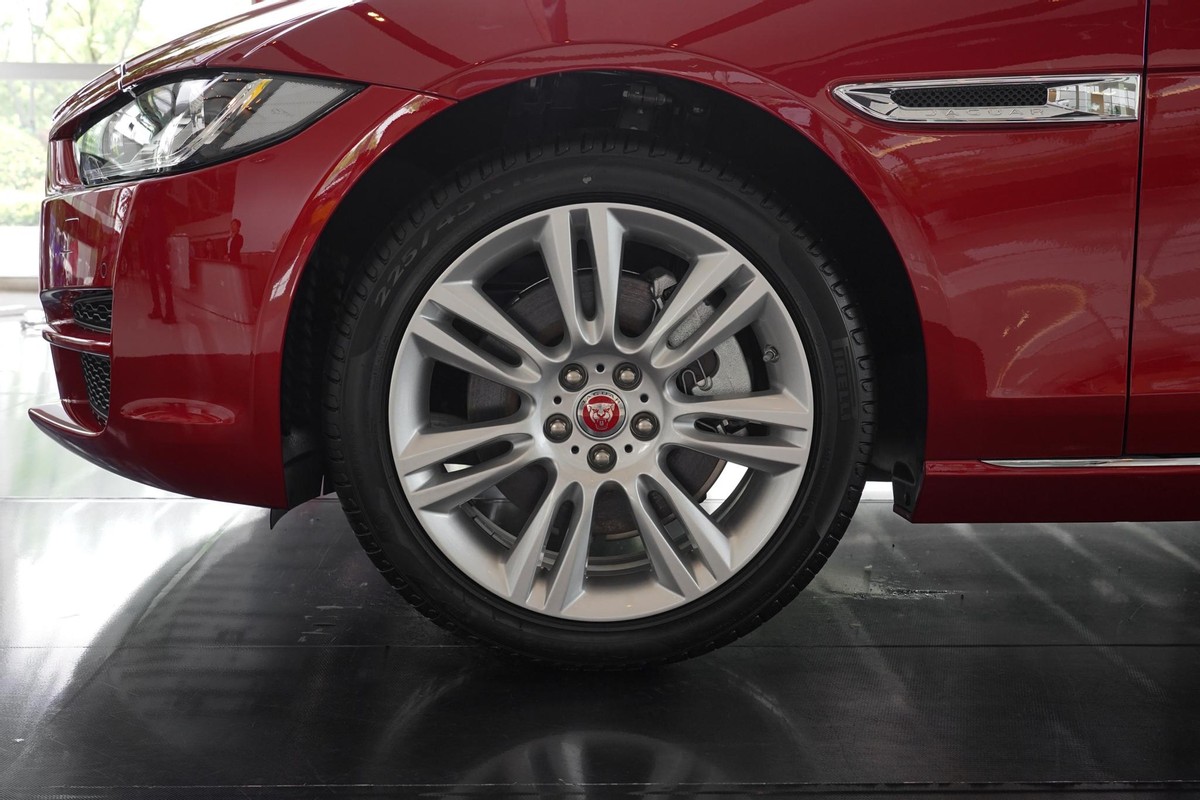 捷豹xel轮毂螺丝,捷豹xel后轮胎螺丝杆断了怎么换