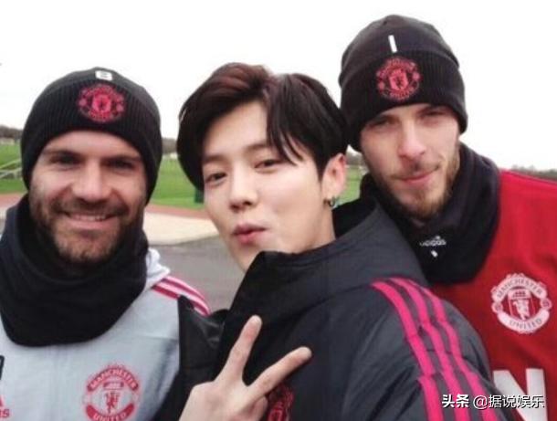 鹿晗喜欢足球到什么程度？自曝会熬夜看曼联比赛，粉丝都吃醋了