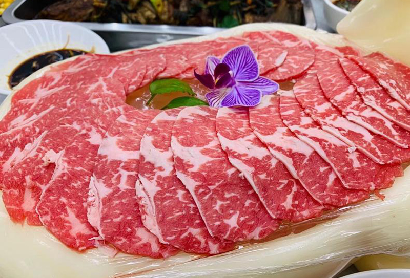 农村大叔养牛100头年收入100万,农村大叔养牛6000头