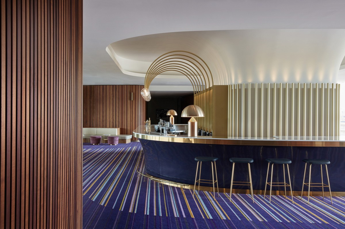 这个赛马俱乐部看台开放后,喜欢赛马的人数倍增