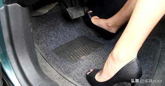 开车哪些鞋子不能穿,三种开车绝对不能穿的鞋子