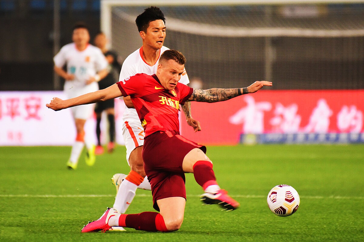 石柯离谱失误遭山东队友红牌特写,石柯在鲁能的表现