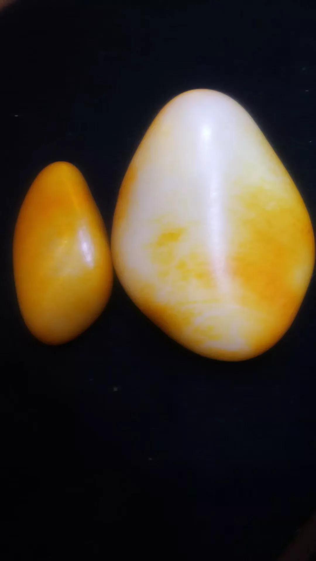 玉雕大师手里的黑青籽料,籽料皮色彰显玉雕灵气