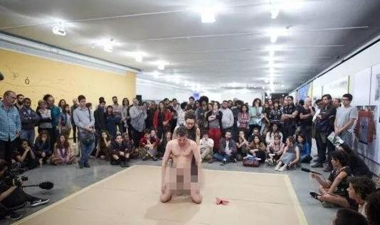 巴西艺术家“行为艺术”，母女行为惹争议，网友：性教育很重要