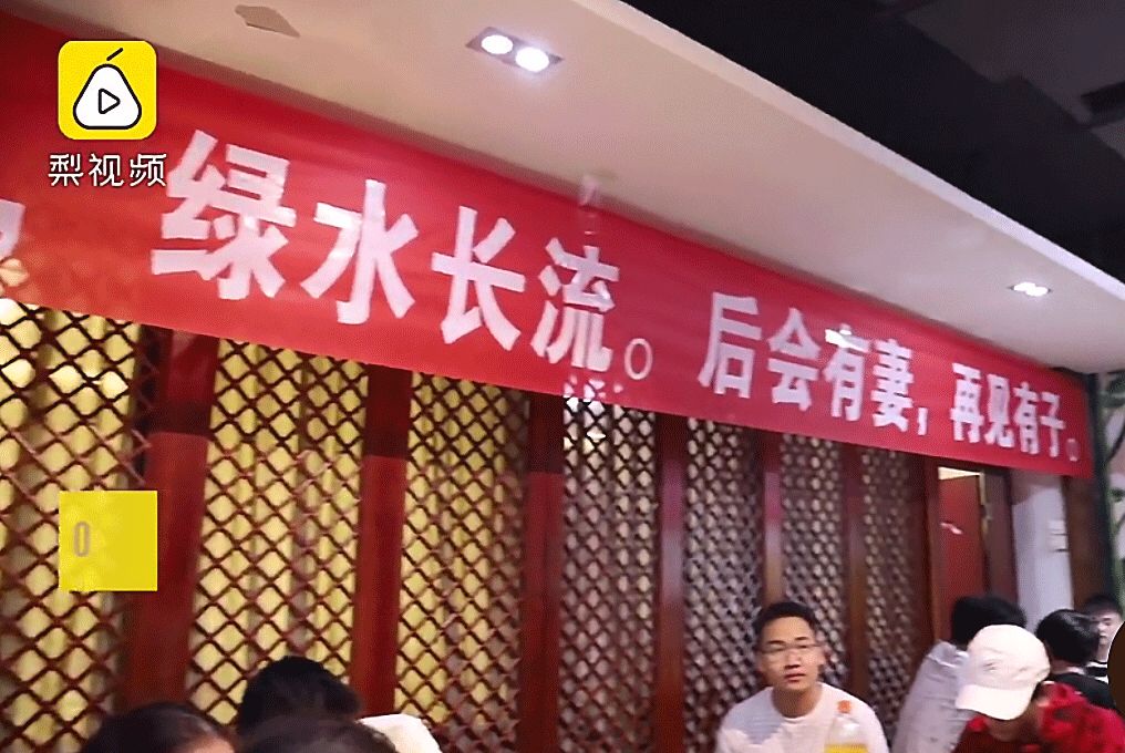 学校毕业的横幅,高校走心毕业季标语惹哭网友